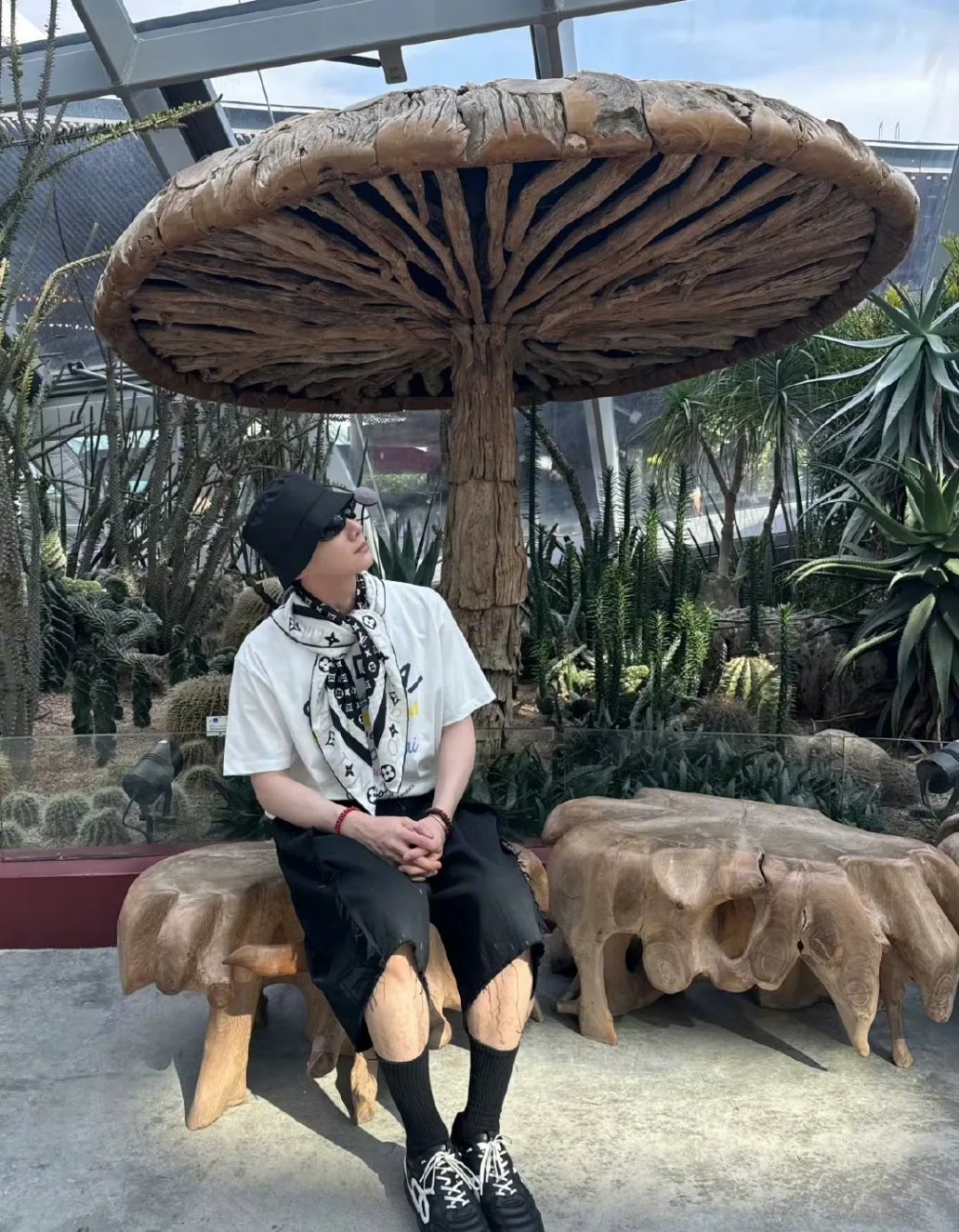 白敬亭在穿搭领域堪称先锋，时尚造诣超前，总能释放独特魅力。简约黑白配中，丝巾轻搭