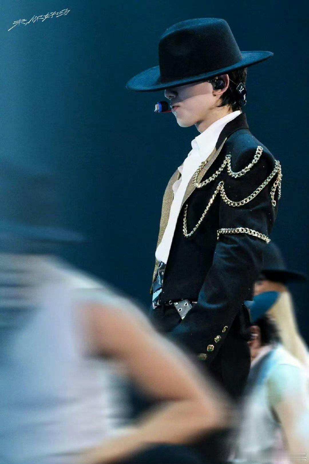 张杰解约案天价违约金是粉丝凑的  真服了这些造谣的！粉丝自愿帮忙，偶像用心回馈，