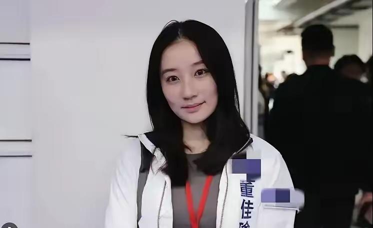 郑丽文率国民党 14 人代表团访陆，团队里最受关注的莫过于 30 岁的国际事务部