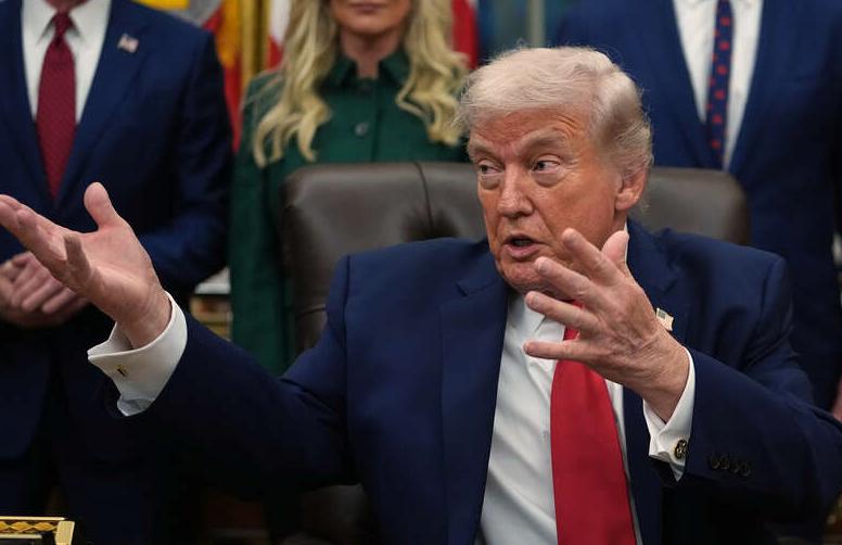 特朗普一开口，台下摄像机闪光灯都停了。

他说，“我必须讲，我尊重中国。”
 