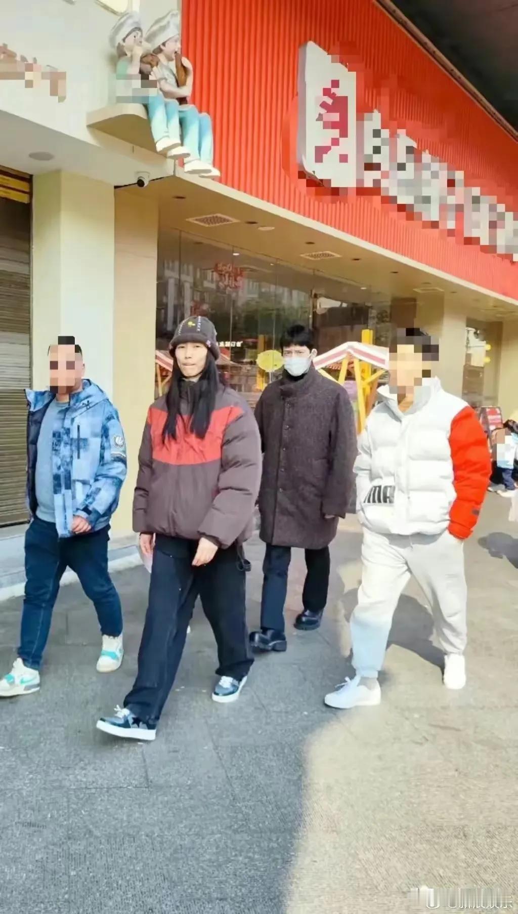 刘雯井柏然回乡下走亲戚，失去华丽包装的他们，泯然众人矣[黑线][奸笑]。

不但