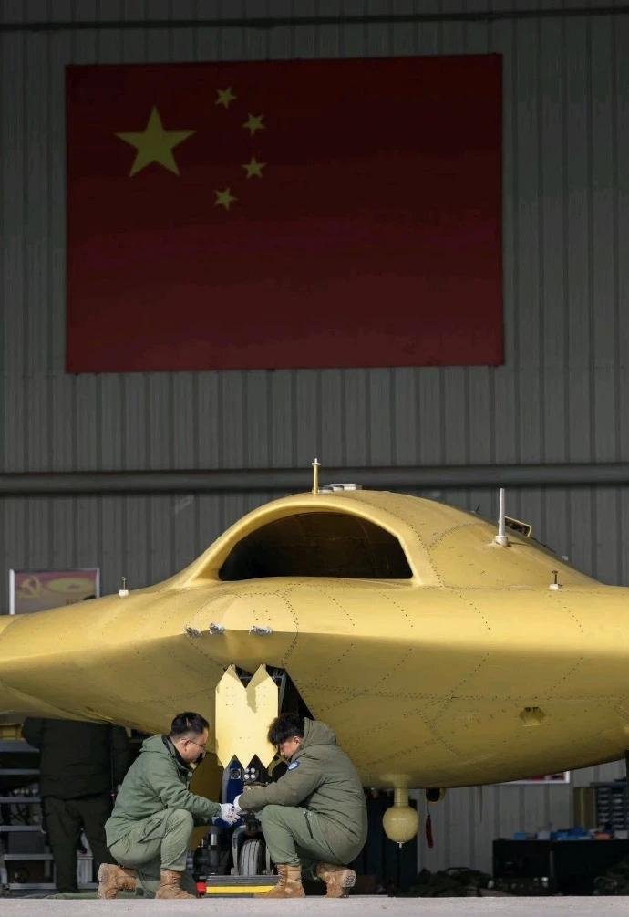 12月16日，据央视军事网站报道，近日，在西北大漠，我国最新款高空高速长航时彩虹