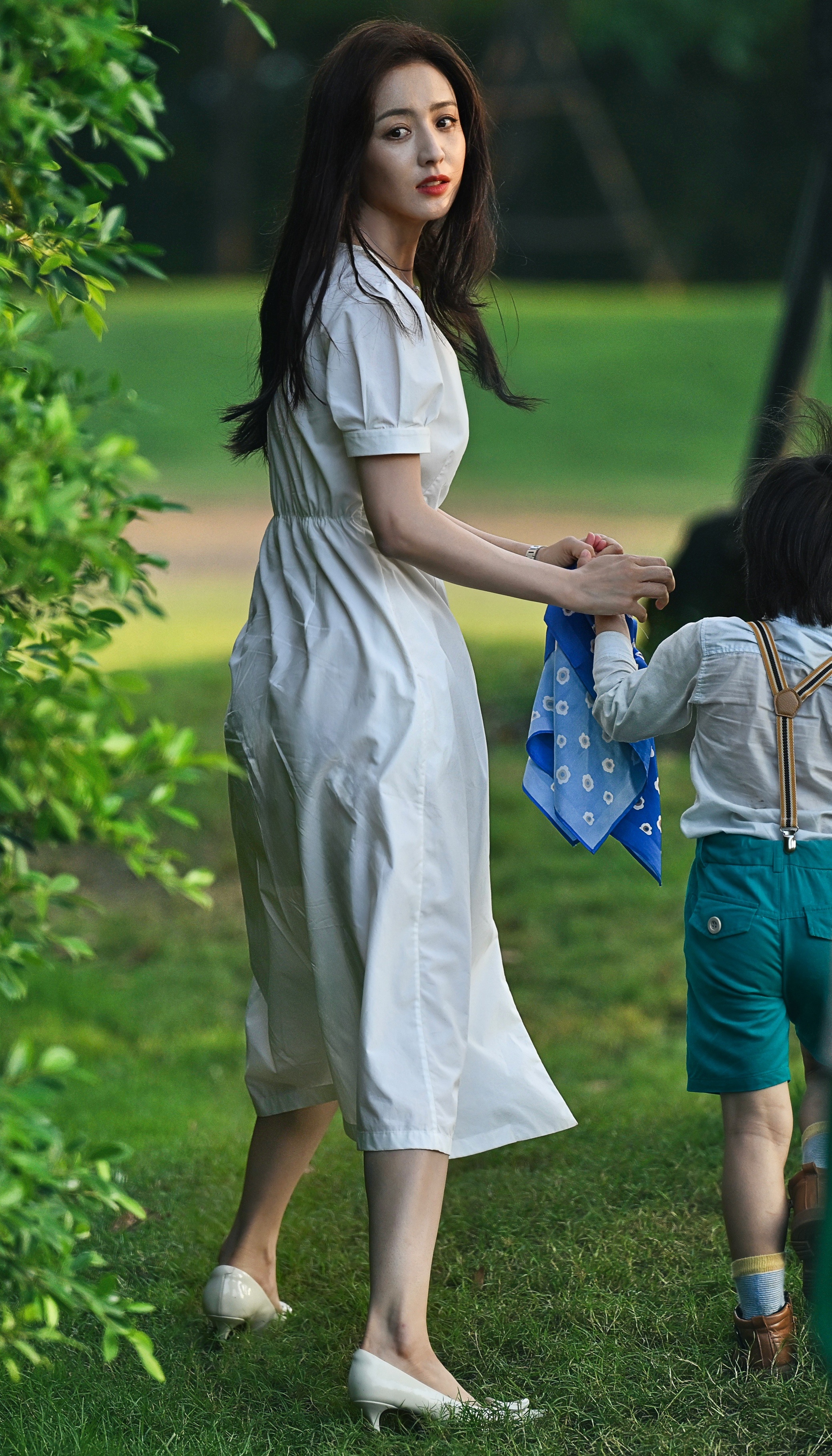 佟丽娅 吴磊的礼物让心和耳朵变暖 丫丫露背礼服[色][鲜花][色] 