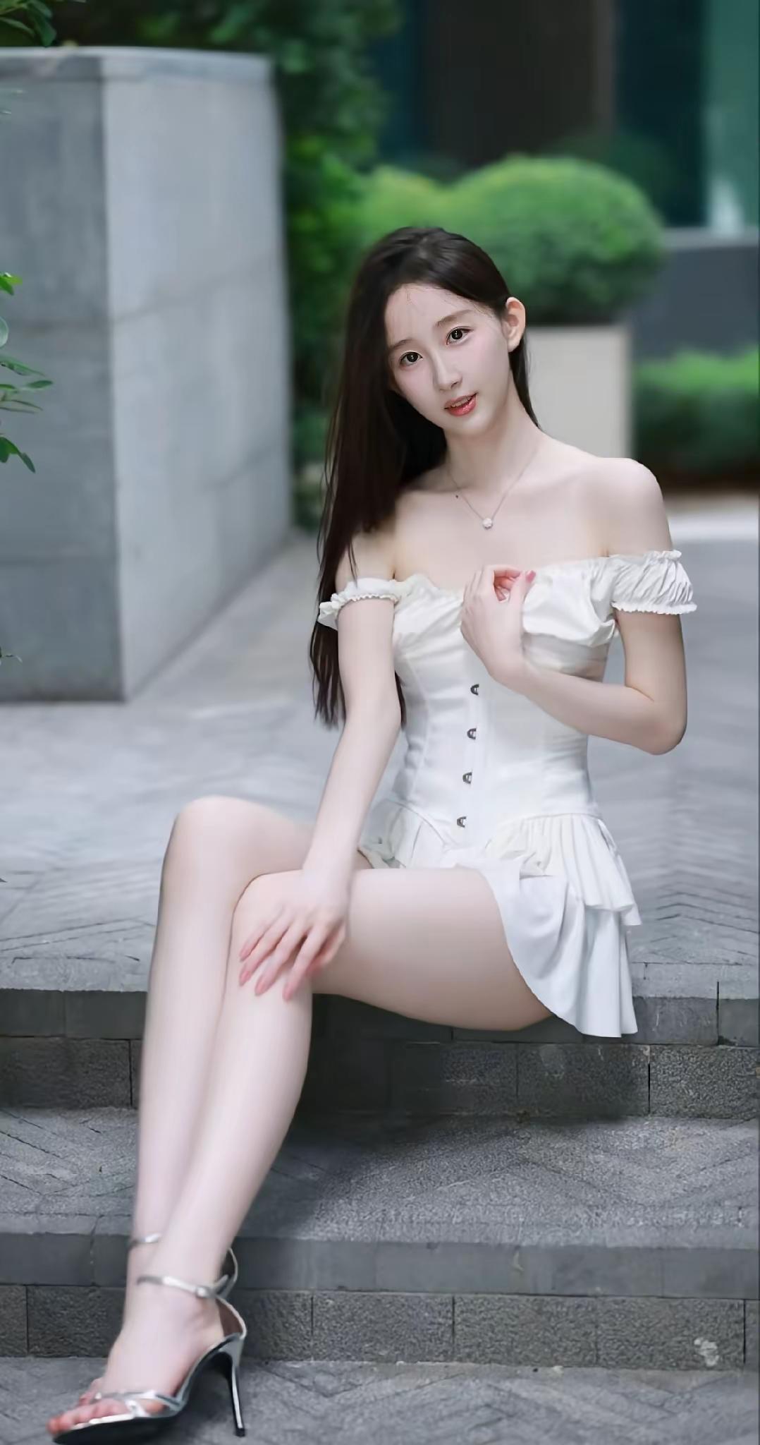 异性之间的吸引是爱情还是本能?
真相是：本能搭台，爱情唱戏。

初见时的心跳加速