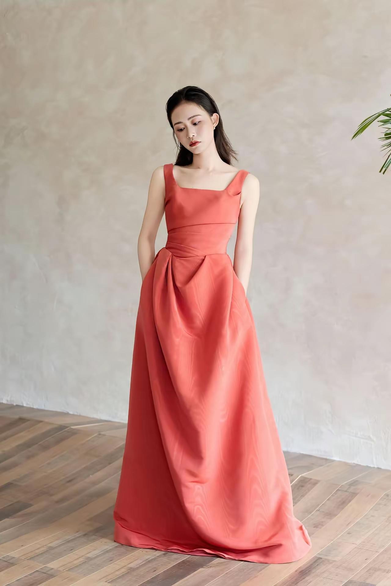 这姑娘穿了一条漂亮的长裙。