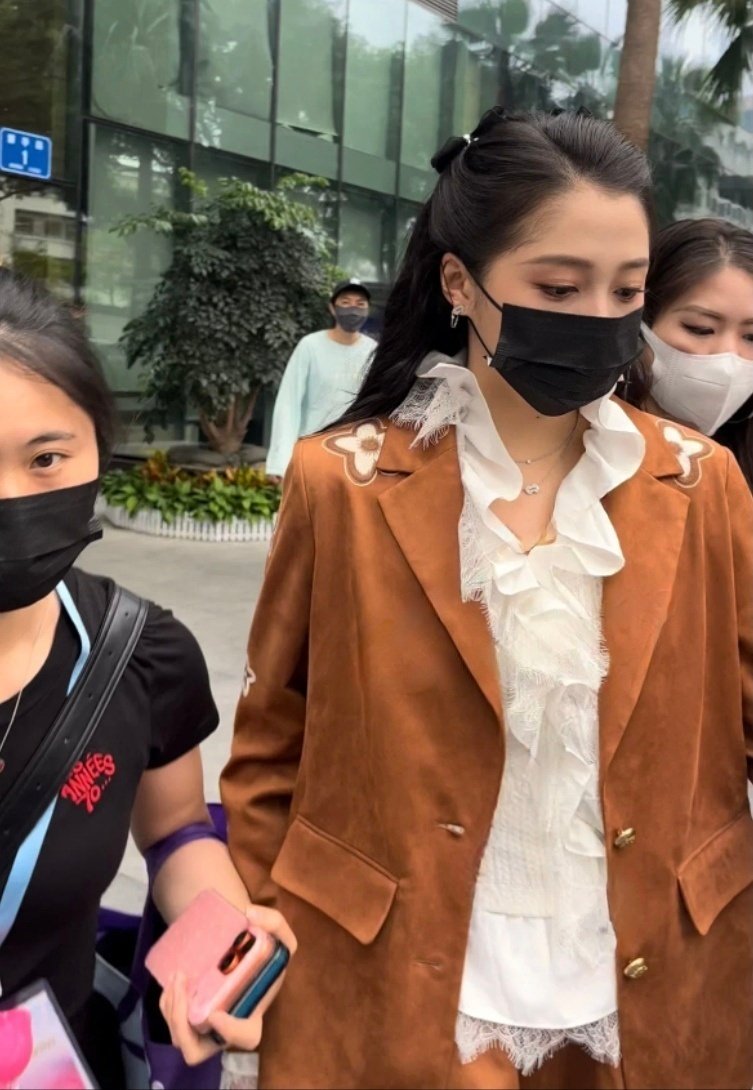 关晓彤八登五四晚会关晓彤五四晚会造型 关晓彤第八次登上五四舞台，这份坚持太圈粉了