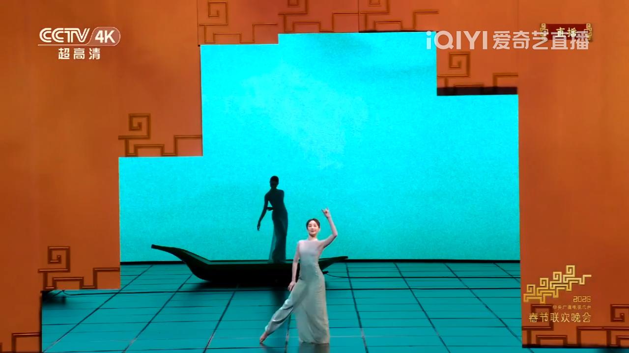 春晚这个喜雨，江南水乡与舞蹈的结合，最让我想笑的或者是有一点蒙的是那个帽子，为什