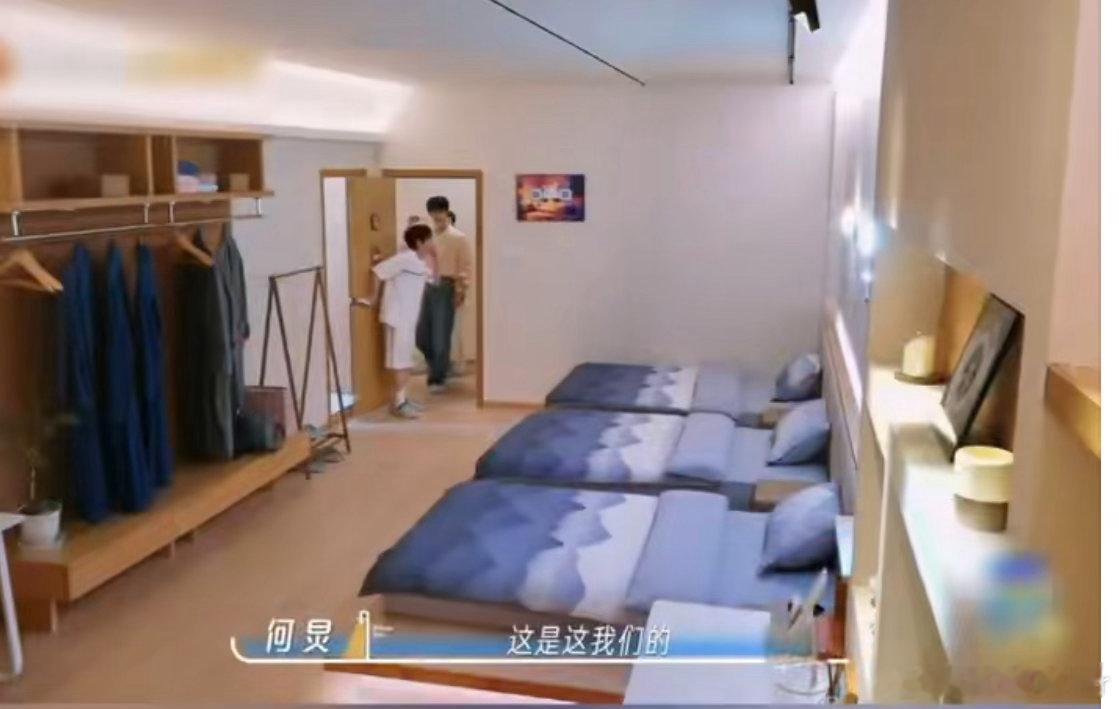 张凌赫以为丁程鑫睡麻将桌上张凌赫是懂语出惊人的 何老师在那介绍得口干舌燥，张凌赫