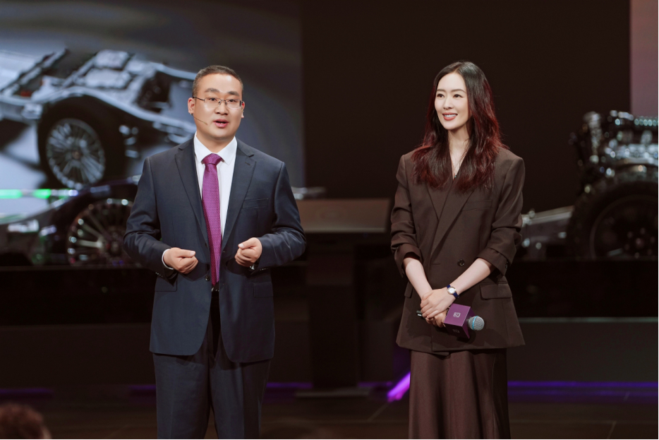 今天的北京国际车展，坦克带来了全新坦克700，还选了童瑶来当首席体验官，从女性视