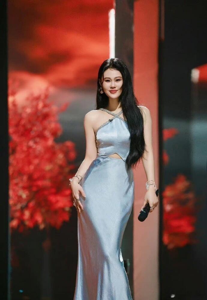 袁娅维黑长直完全是女王级别 袁娅维这头黑长直的质感也太能打了吧！灯光底下那层健康