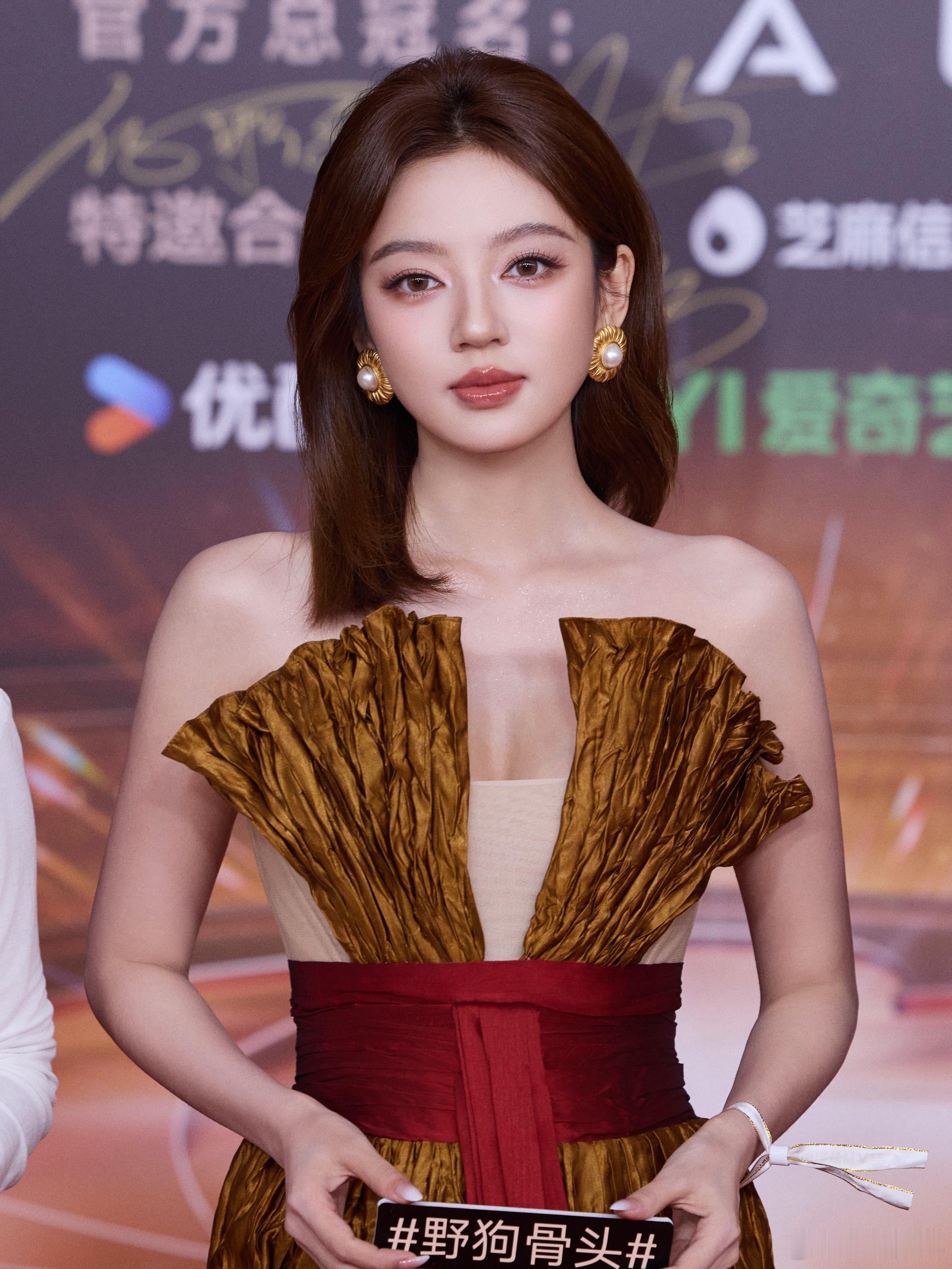 银幕逐光行，进取续华章。恭喜欢娱影视演员荣获微博视界大会 “年度进取演员”荣誉。