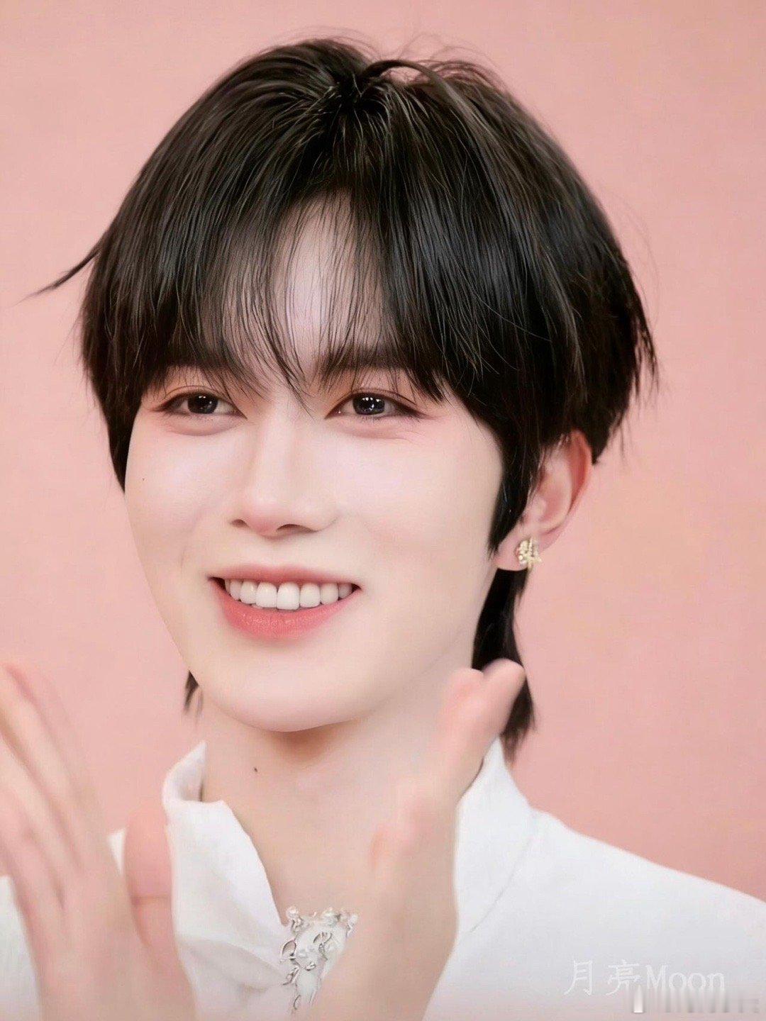 主持人口误把黄星叫成邱邱 有时候节目里最动人的，恰恰是这些计划外的瞬间。黄星听到