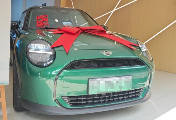 这款电动MINI COOPER的外观我真的非常喜欢，就是冲着颜值去的。对比市面上