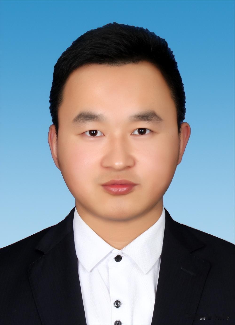厉害了，91年出生的季永宝已任烟台市莱山区副区长，系经济学博士，曾任烟台职业学院