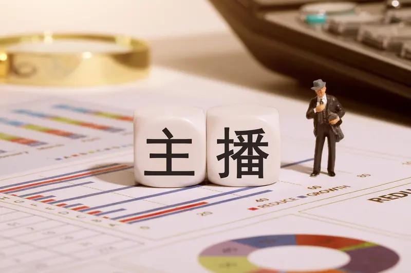 11月27日黑龙江，售货员阿姨在列车上卖零食时与主播幽默互动，事后领导以“行为影