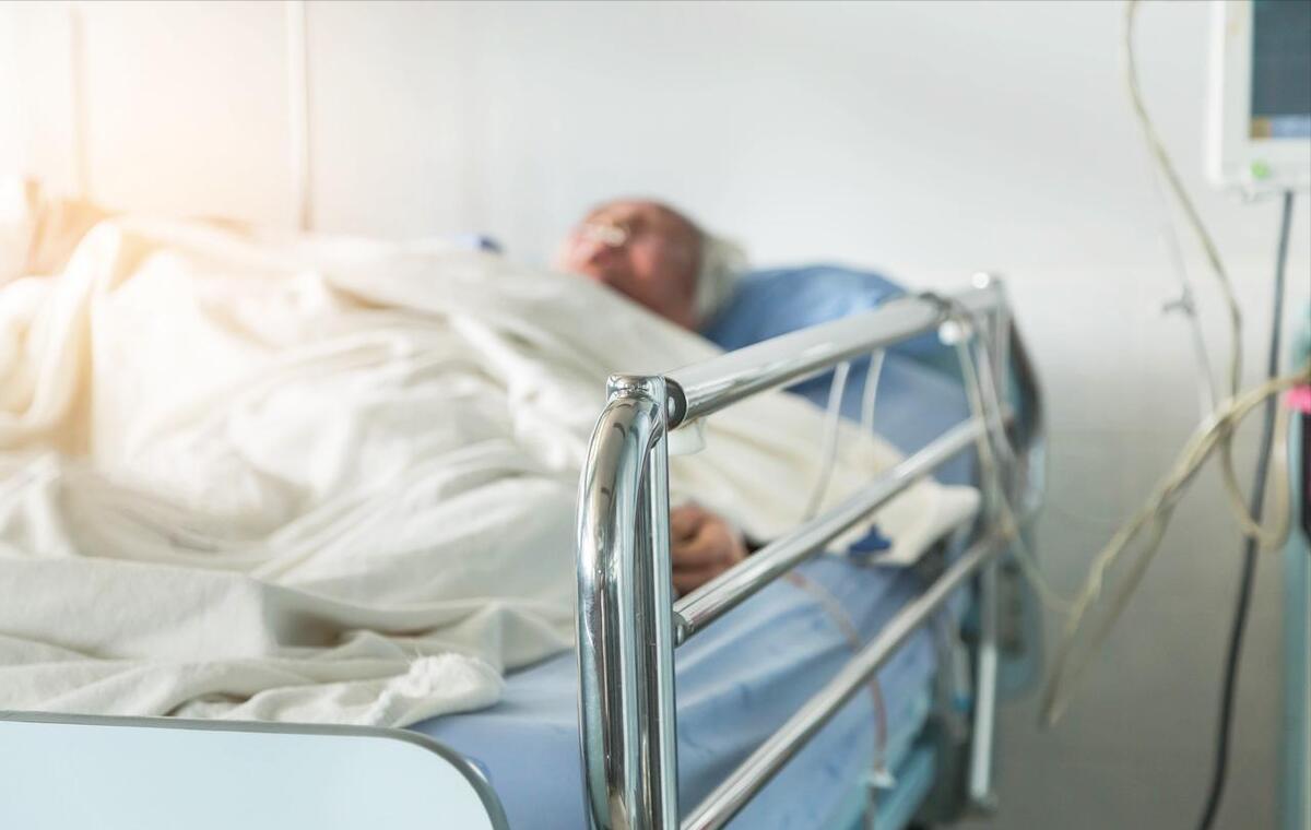 病人的确不容易，照顾一个卧床多年的病人更不容易
病床上有一个发热门诊转过来的患者