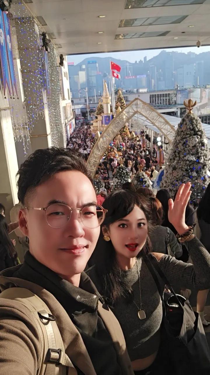 节庆香港人头涌涌 多处逼爆

今晚（24日）是平安夜，不少市民都会外出感受圣诞气