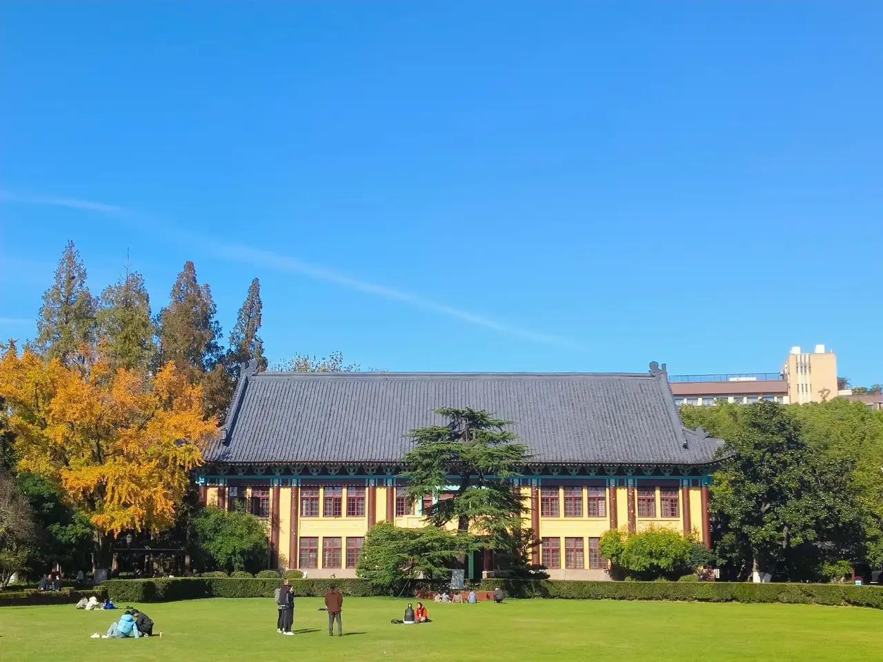 《就告诉你一个人：硕士学历也能进南
京高校事业编啦》
     众所周知，现如今