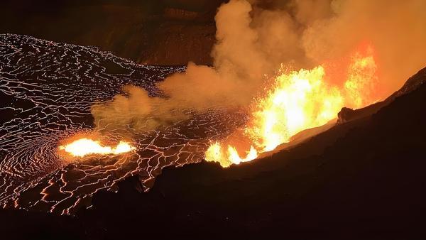 当地时间2025年11月7日，美国地质调查局确认，夏威夷基拉韦厄火山再度喷发，大