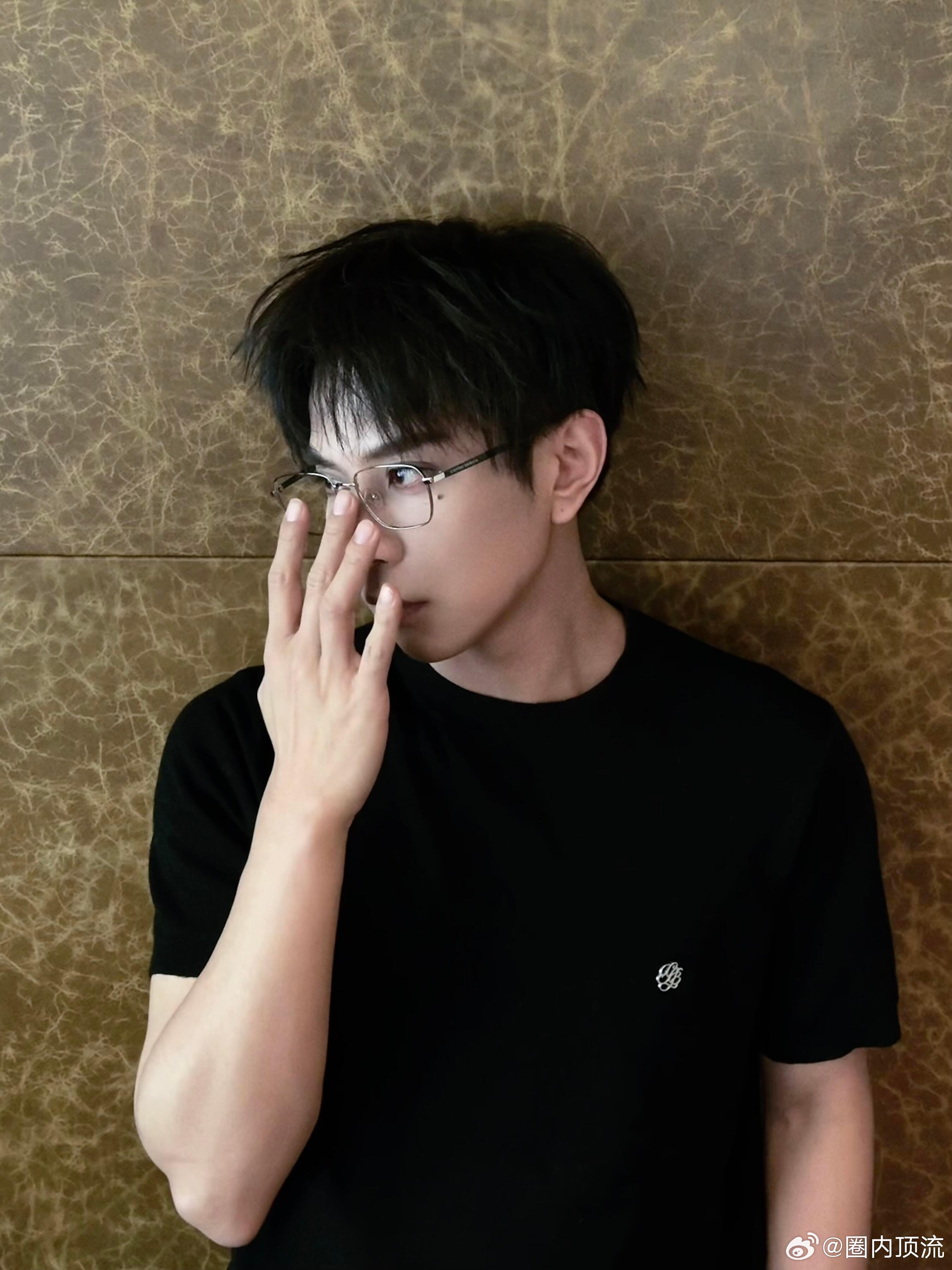 冯建宇上桌别人玩梗，冯建宇是真·物理上桌！《无限超越班》开学见面会直接抽中“上桌