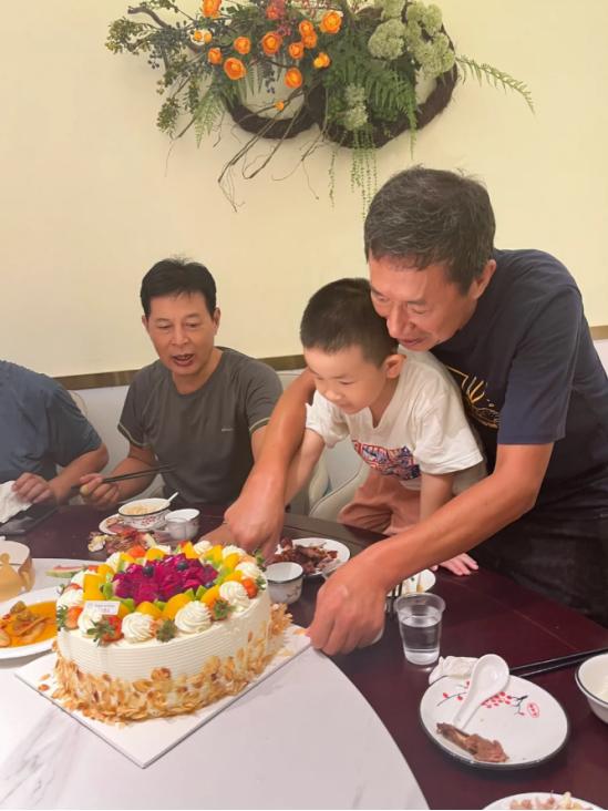 人走茶凉！父亲退休前也是个不小的领导，昨天他65岁生日，准备了38桌酒席，每桌2