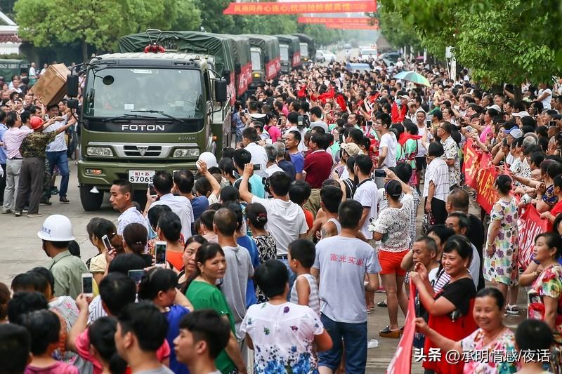 谈及新时代谁是最可爱的人，答案就在身边。瞧，地震后首冲灾区的解放军和武警官兵，厦