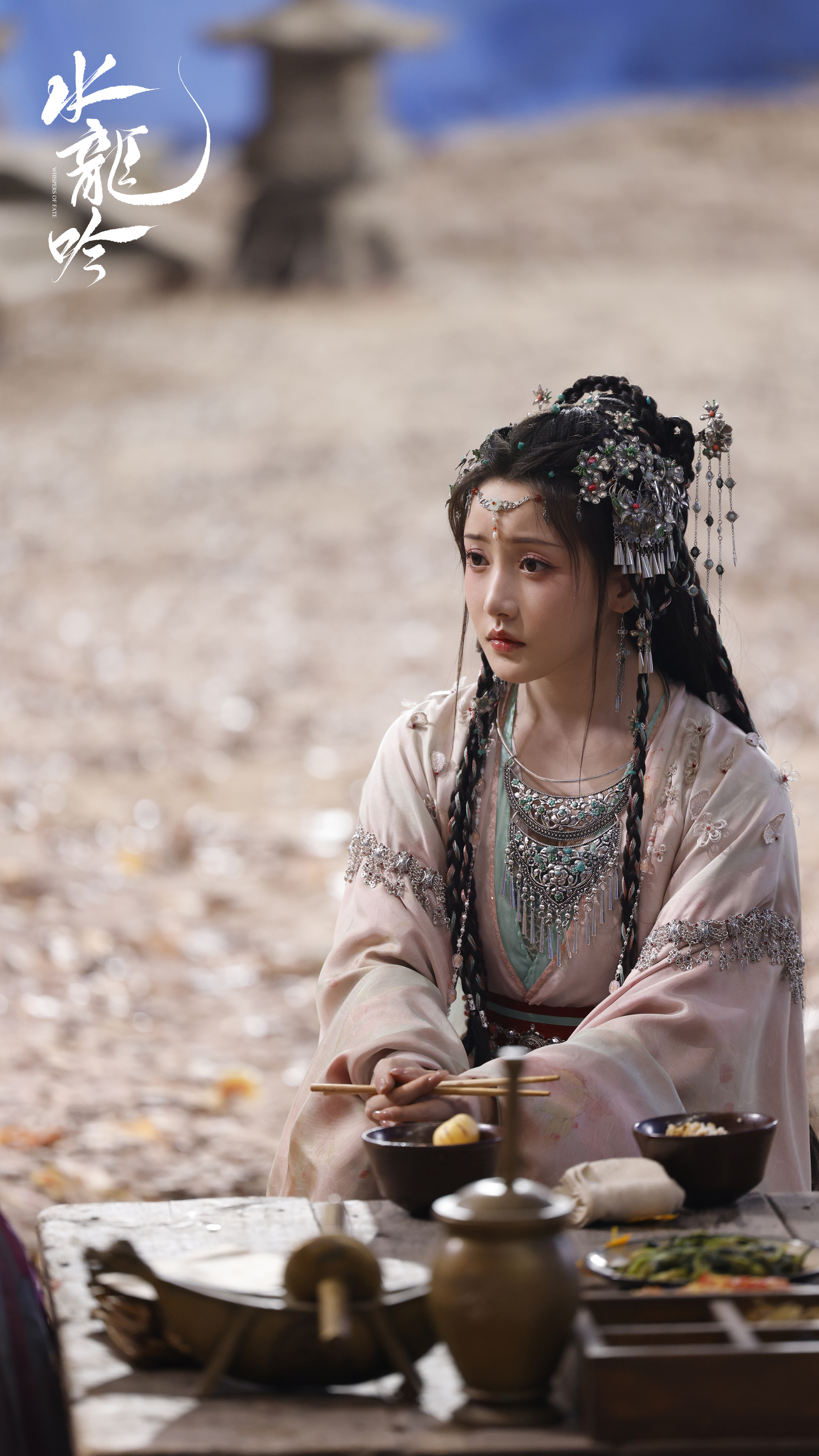 今日份的褪色版小红我已美美查收～～～ 《水龙吟》红姑娘☽ 剧照-异族-粉衣+额饰