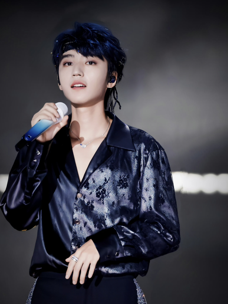王俊凯春节胖了15斤后体重仍只有130多斤，之前得多瘦啊！要好好照顾自己哦！