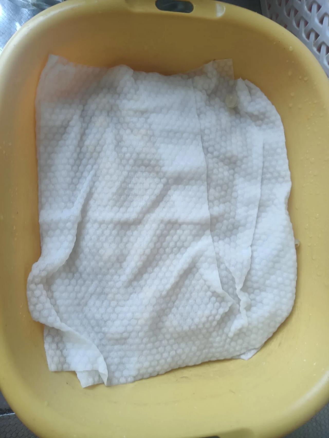 老婆发现冰箱里有一袋黄豆，于是忽发奇想：小时候看大人们经常自己泡豆芽，今天我也来