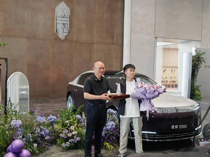 尊界车主既有老钱也有新钱  尊界S800今日正式开启全国先行者交付。分析现在尊界