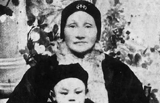 1921年6月，浙江溪口。

一个女人拉着儿子的手，断断续续说出了她最后的三个心