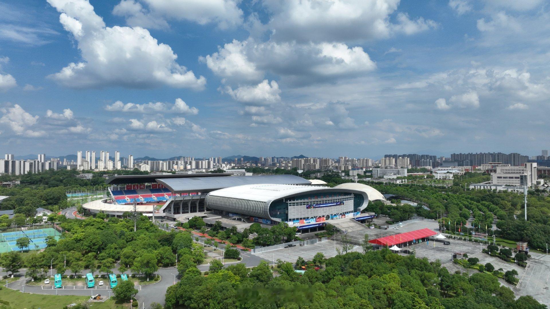 江西分数线 今天上午八点半到下午四点，上饶市体育中心篮球馆，举办江西日报高考志愿