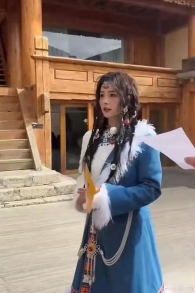 #白鹿奔跑吧蓝色藏服# 当白鹿穿上蓝色藏服，那一刻，她仿佛与天地融为一体，成为了