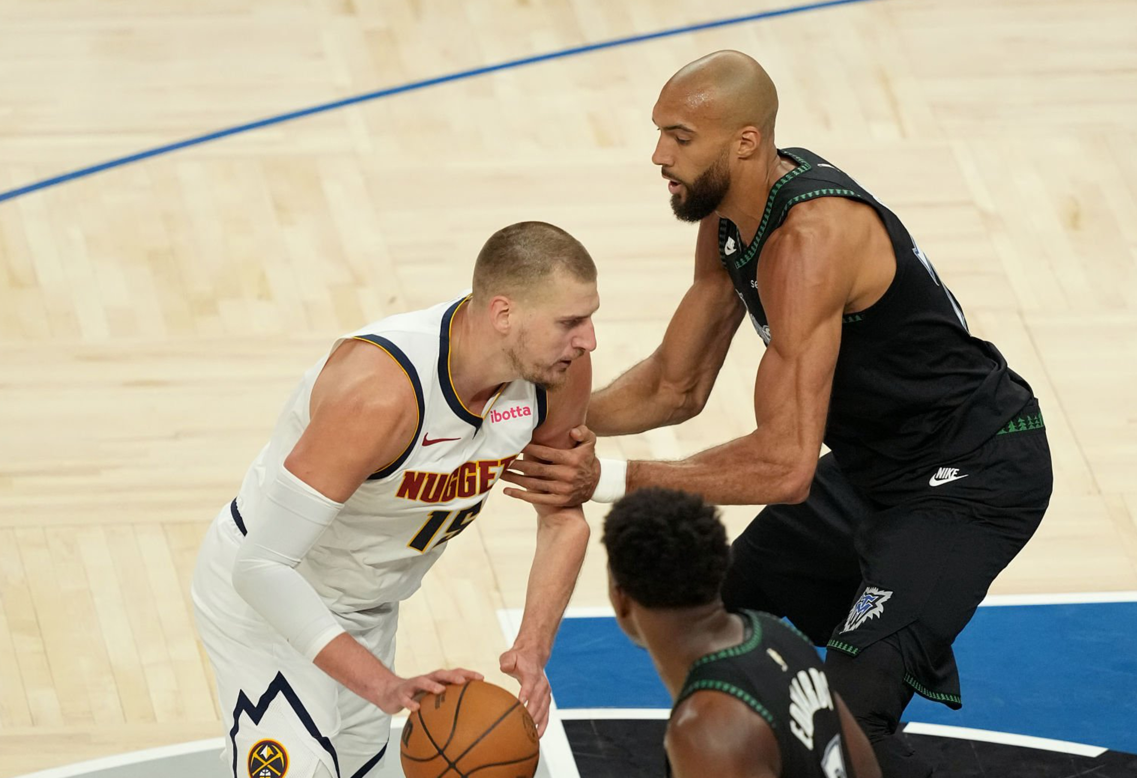 戈贝尔很重要啊！在本轮系列赛至今的两场半比赛，当约基奇与戈贝尔对位的71分钟里，