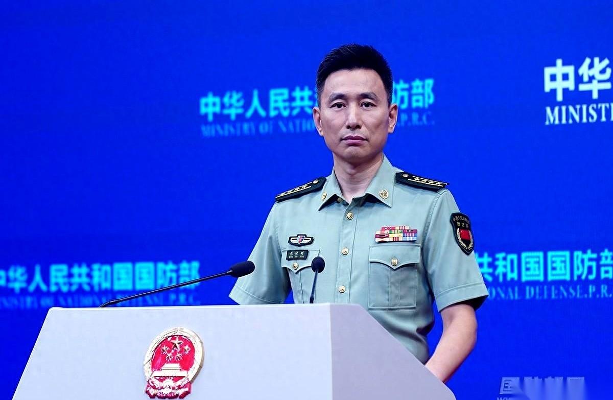 几箱大米，几桶水，就这么哐当一声，扔在了那艘锈得直掉渣的破船甲板上。
几十米开外