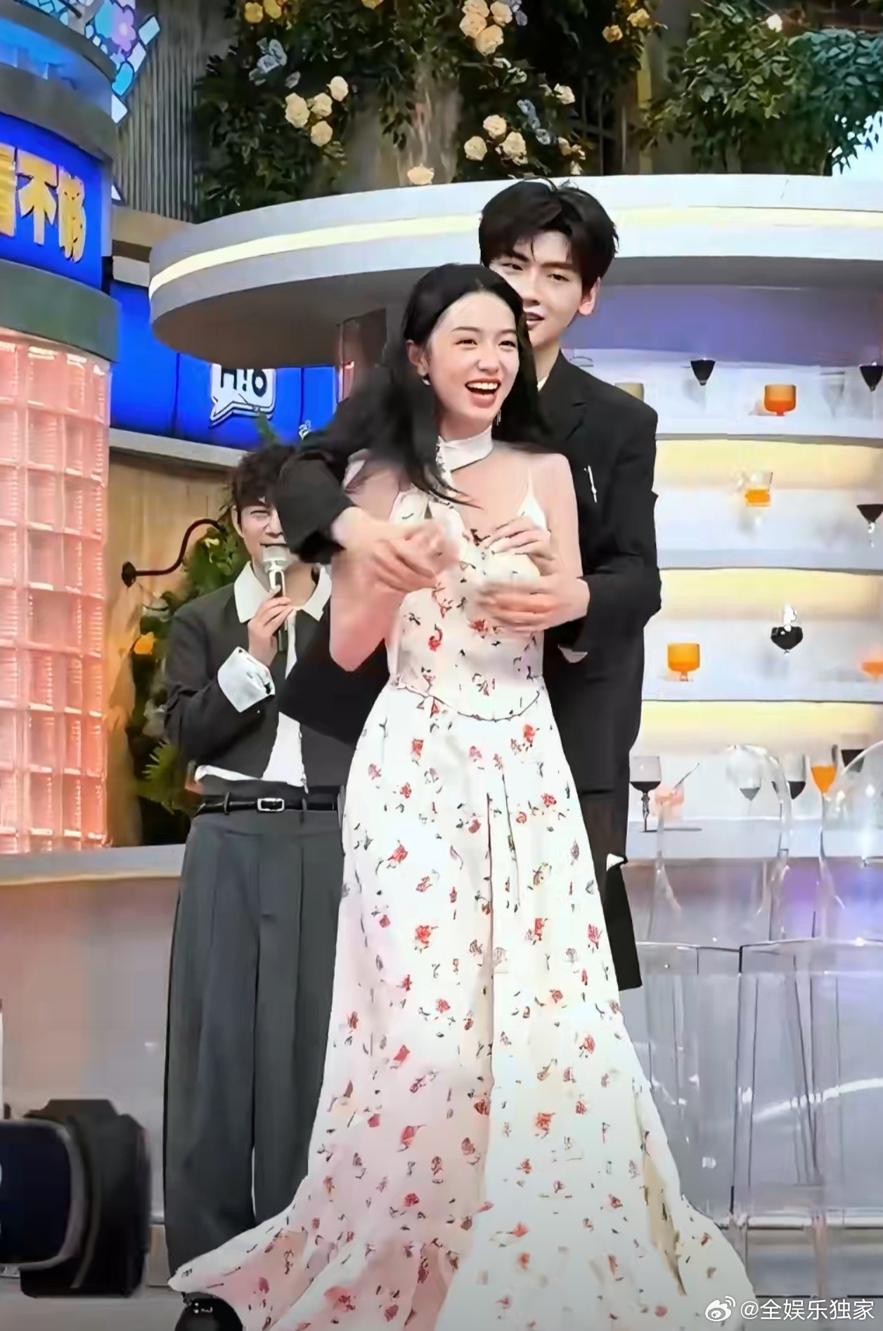 是谁的嘴角和太阳肩并肩了？哦，是我！看周也翟潇闻互动甜笑的！周也翟潇闻这一搂太甜