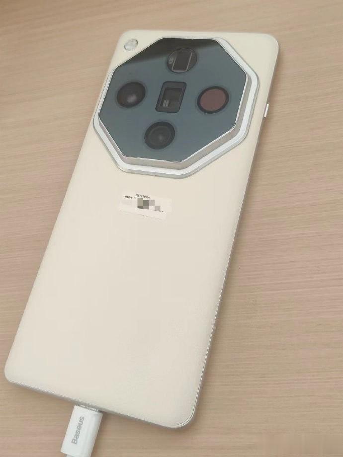 最近曝光的OPPO Find X7 Pro真机图和网传图，大家觉得哪一个更好看？