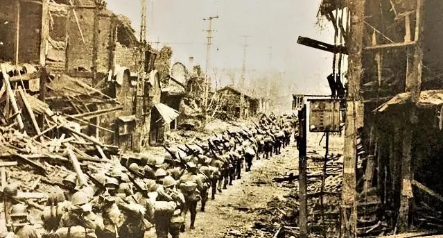 1937年，充满兽欲的日本军队冲进南京百岁宫，却被百岁宫前干柴堆上自焚的老尼姑所