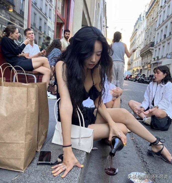 在国外街头坐在地上喝酒是什么操作？难道这就是传说中的松弛感？今天看到两张图片，记
