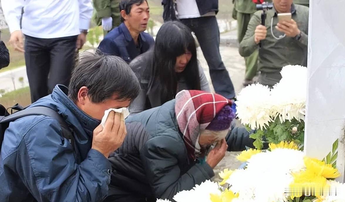 她是《高山下的花环》连长梁三喜原型王发坤的遗孀！2007年，她借款2000元作路
