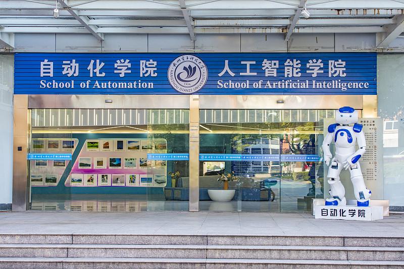 自动化专业和电气工程哪个更好，还真不好一锤定音。
自动化专业就像个多面手，它涉及