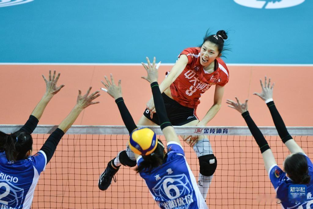 新赛季的排超赛场上，江苏女排依旧展现出强劲的竞争力。

球队以全华班阵容出战，攻