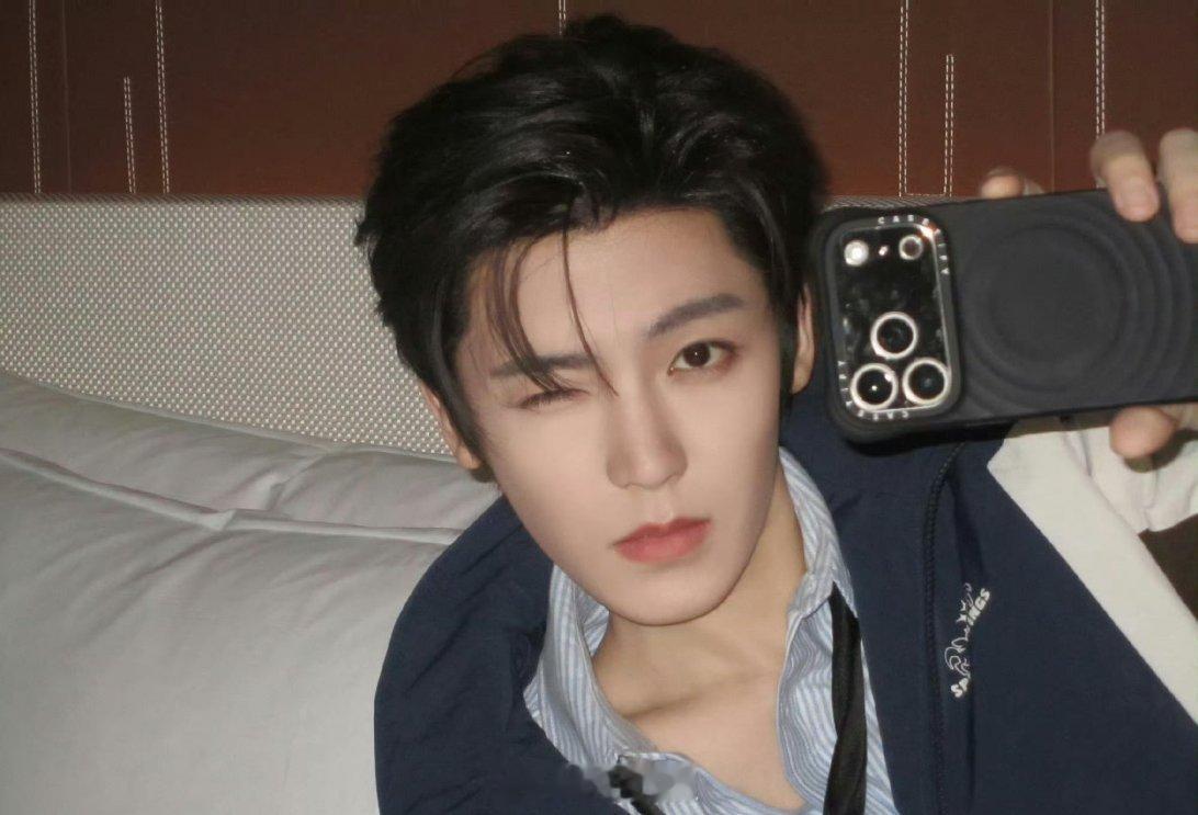 好像因为攻玉这部剧男主从侯明昊变更成了曾舜晞，现在双方友好交流起来，都觉得对方没