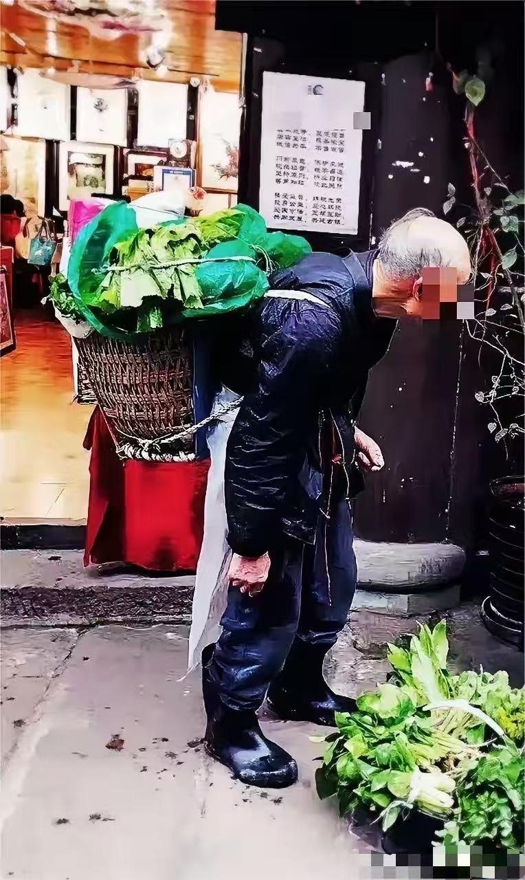 泪目！河南郑州，一68岁卖菜大爷在餐馆躲雨，老板送了一碗牛肉，二两白酒。喝完后，