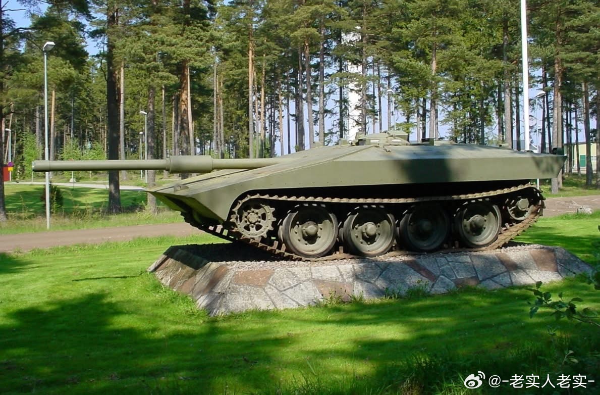 早期S型坦克的原型车，和潜渡套件与推土铲。这种低矮的坦克是瑞典独特地形和国防战略