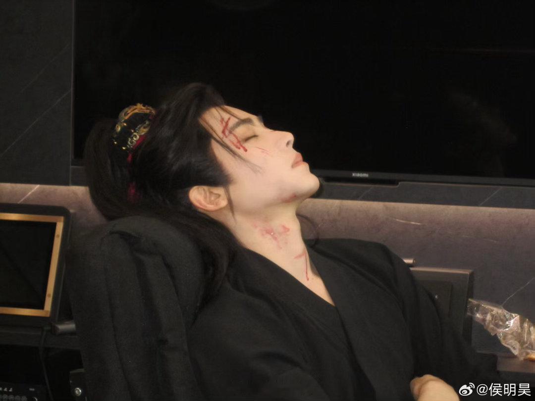 侯明昊 挑战和萧无衣对视沉浸式体验和萧无衣对视有多上头，侯明昊把角色的隐忍、慌乱