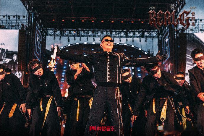 gai烧起来了 现场名场面真实上演，开场没多久大家就开始散热脱衣，朝天门一响热度