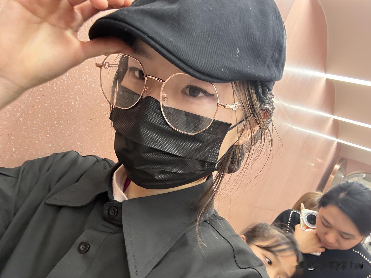 上班一周出错被开除了
有一点我不知道为什么，我刚去上班就被打上焦点位的感觉，我只