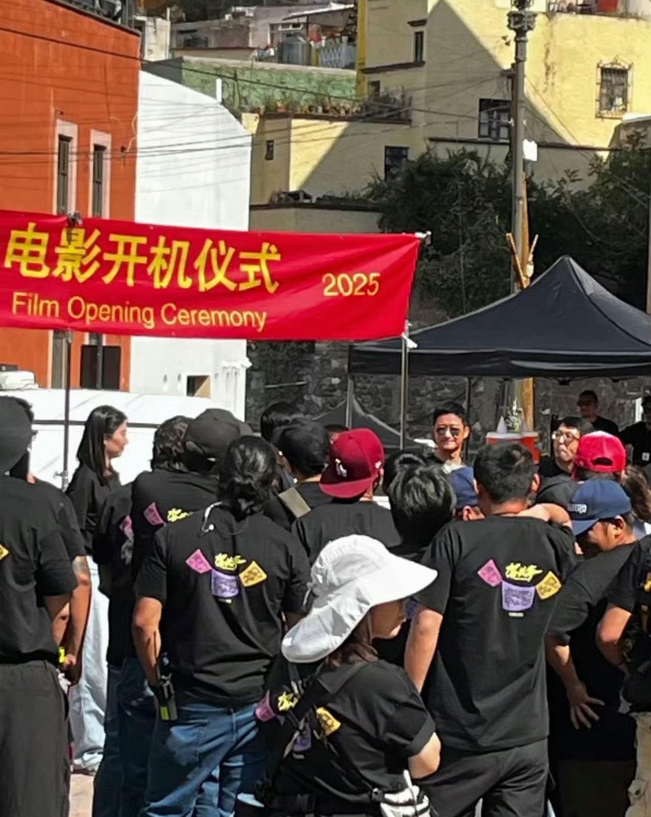 吴京自导自演电影《驾长车》在国外开机，按照京的号召力，这部影片票房起码十亿吧。 