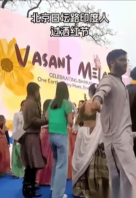 看了北京日坛路印度人的撒湖节，真的是一肚子气，任何在别人国家内肆无忌惮的过自己家